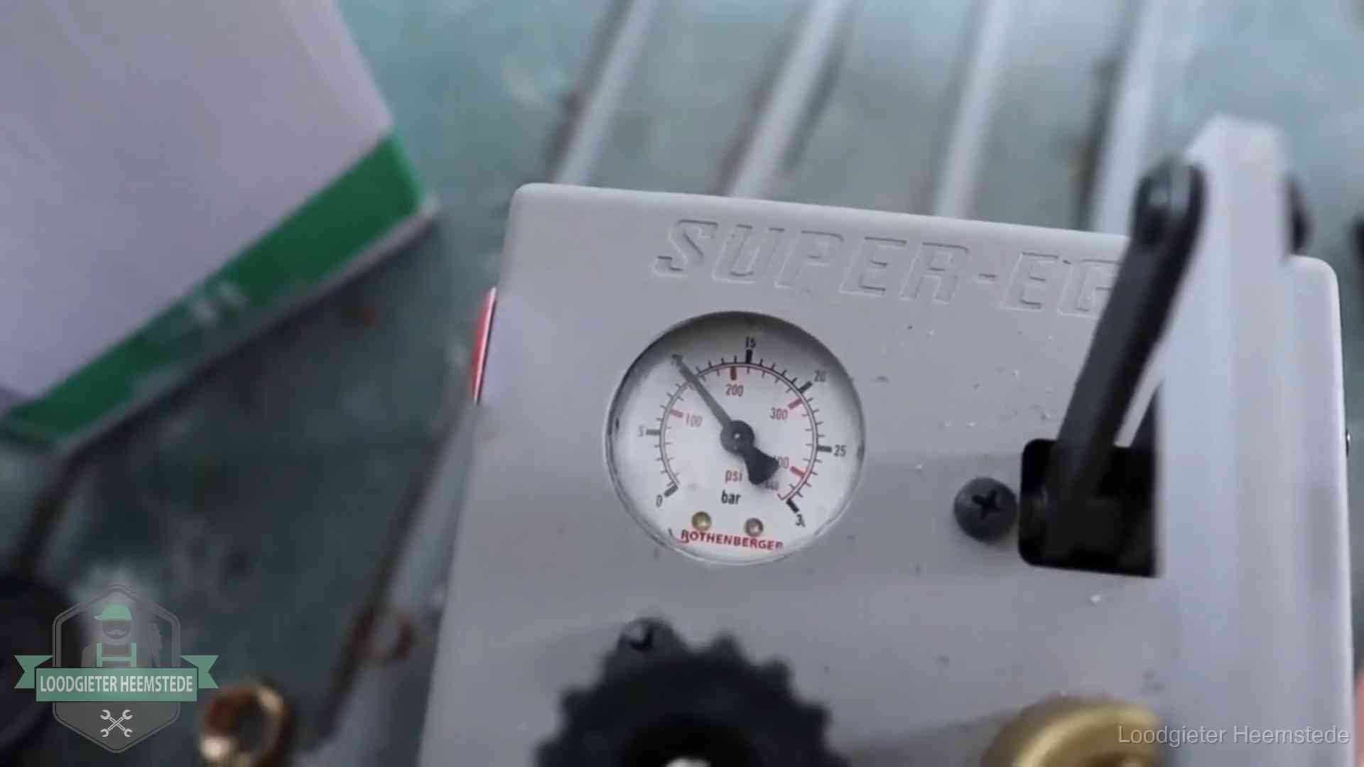 Manometer van een afperspomp bij controle van nieuw leidingwerk in Heemstede