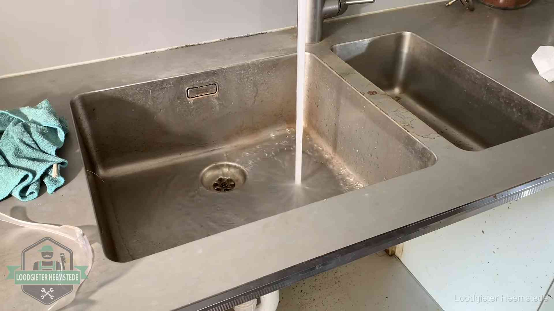 Vastlopende afvoer herkennen in Heemstede Doorstroomtest van de afvoer bij een gootsteen in Heemstede