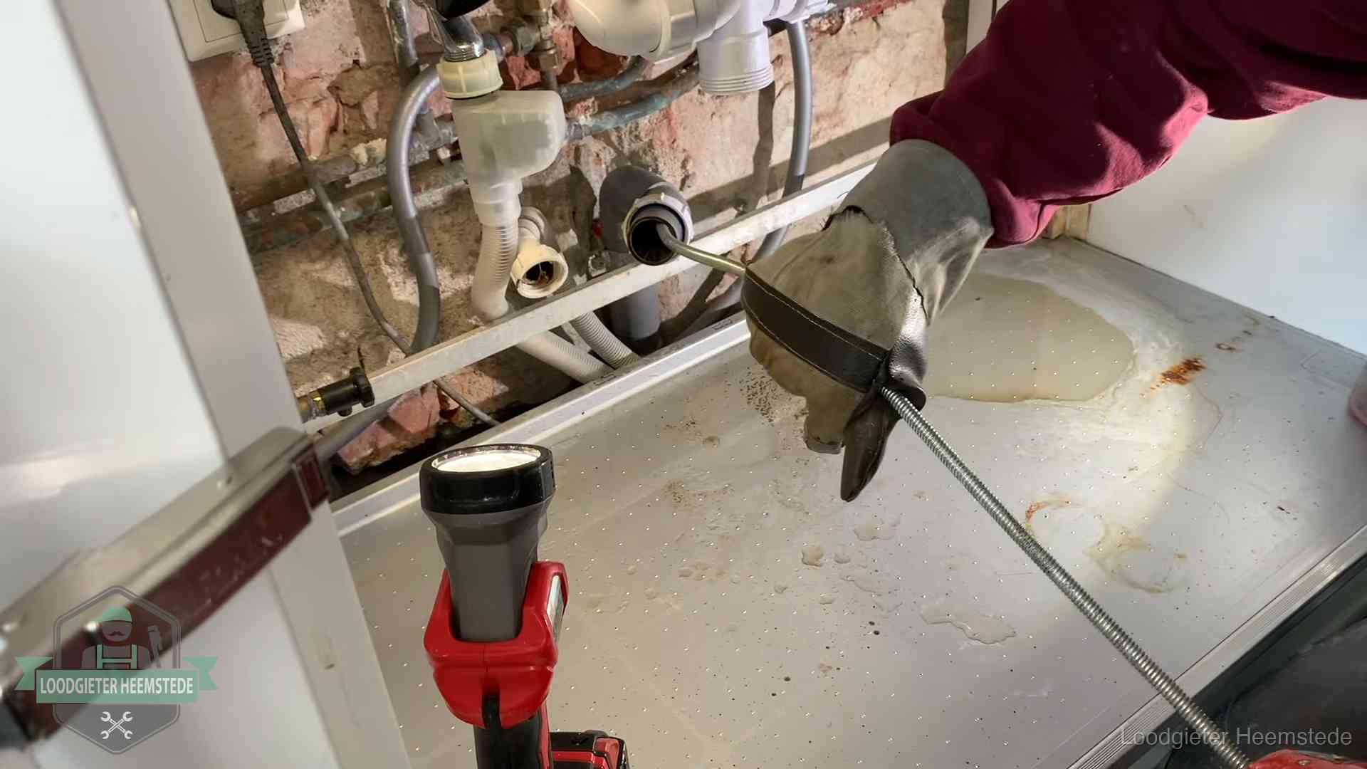 Je riool goed houden in Heemstede Ontstoppingsveer wordt preventief door een afvoeraansluiting gehaald in Heemstede