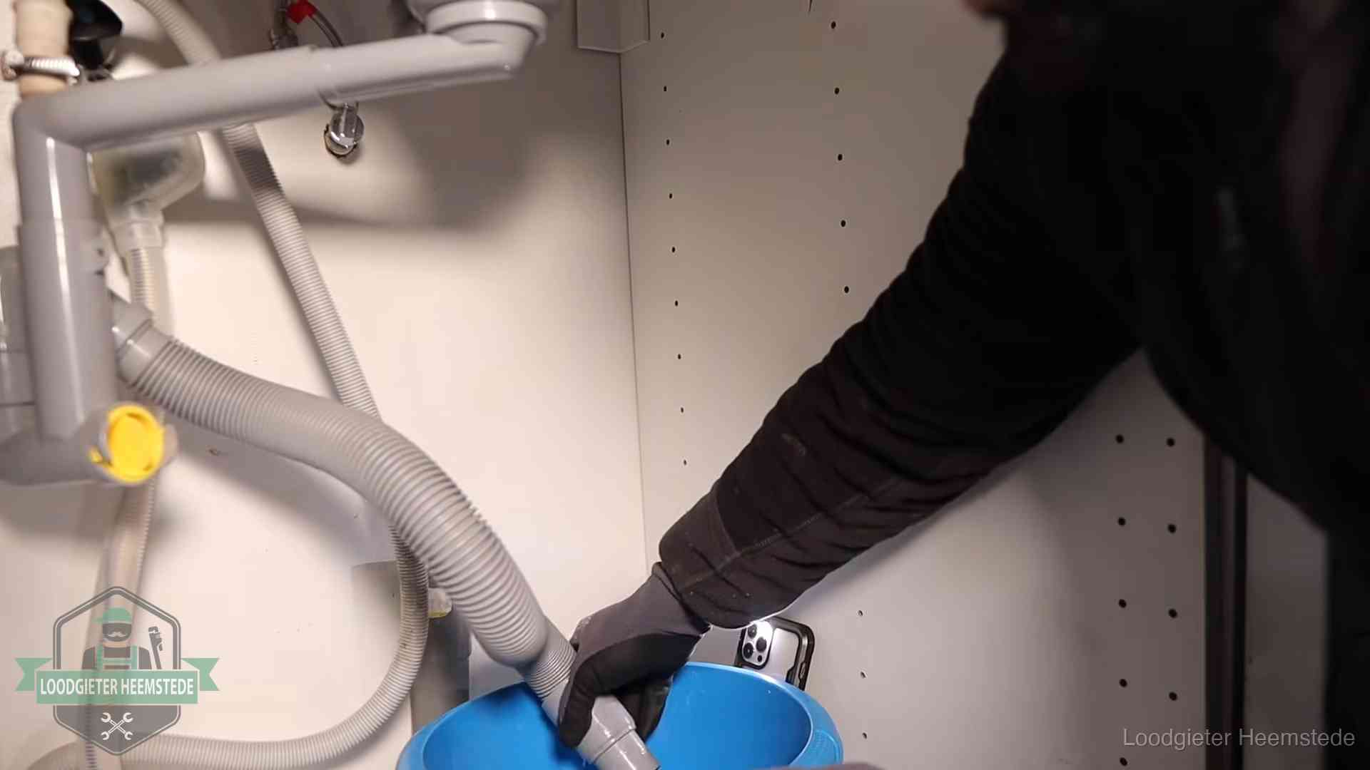 Zelf je afvoer legen in Heemstede Afvoerslang loopt leeg in een emmer onder de gootsteen in Heemstede, een klus die je zelf kunt doen