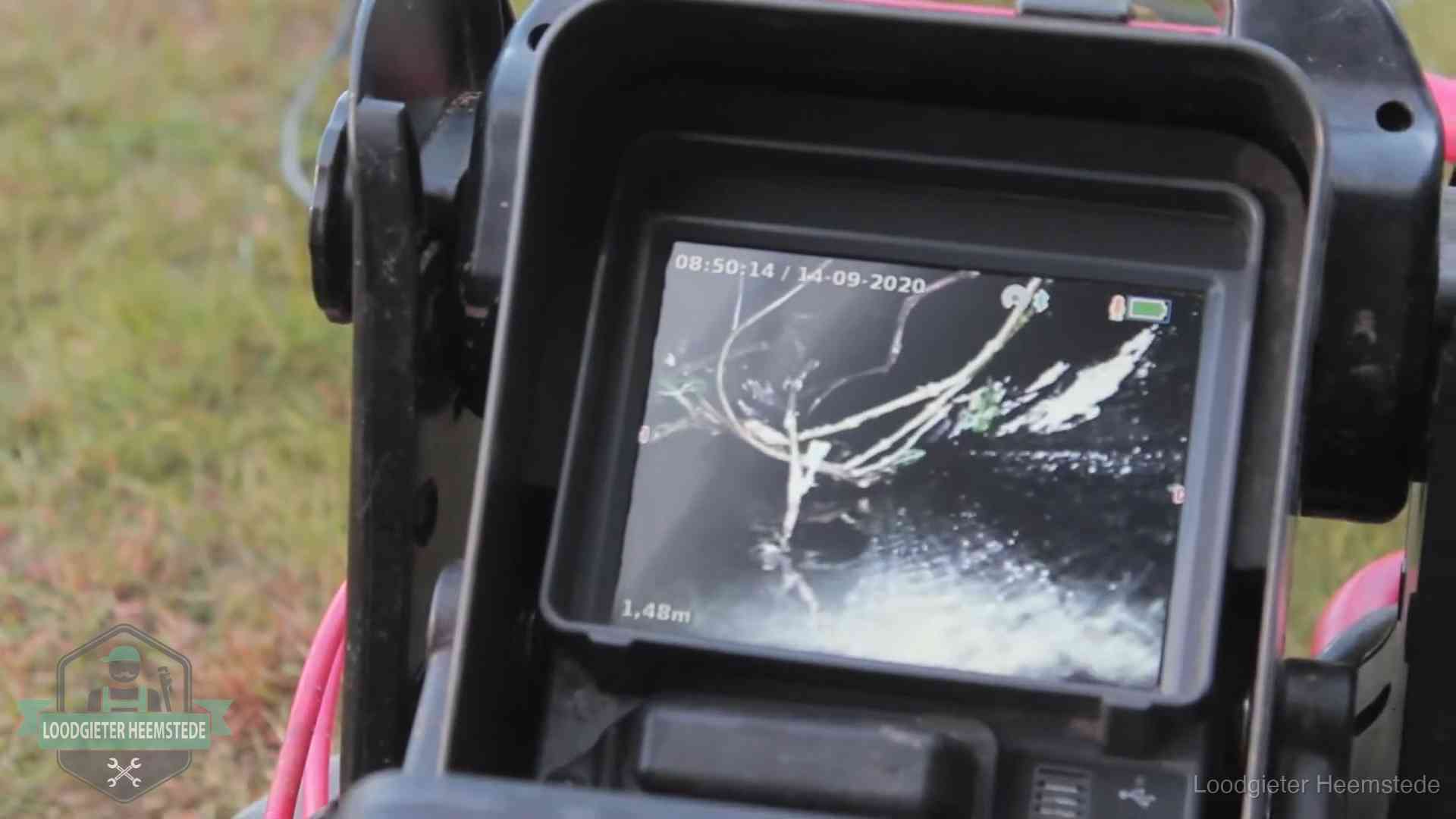 Camera-inspectie van het riool in Heemstede Monitor van een rioolcamera toont wortelingroei in de rioolbuis bij een woning in Heemstede