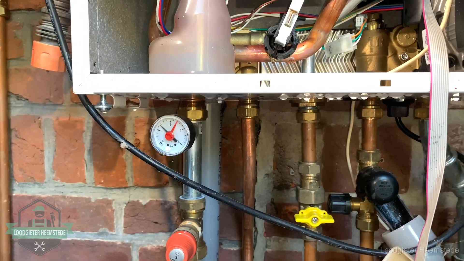Cv-ketel verliest druk in Heemstede Manometer en aansluitleidingen onder een cv-ketel in Heemstede bij controle op drukverlies