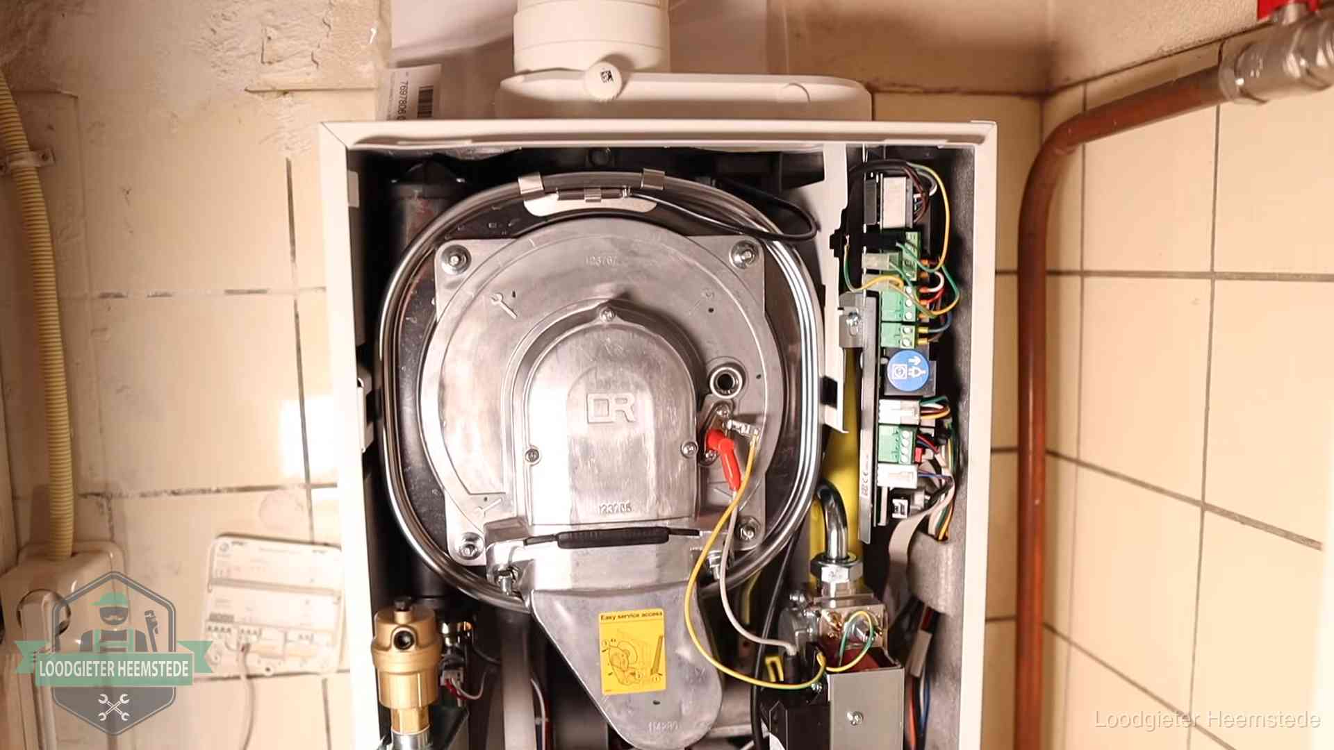 Geopende cv-ketel met warmtewisselaar tijdens periodiek onderhoud in Heemstede