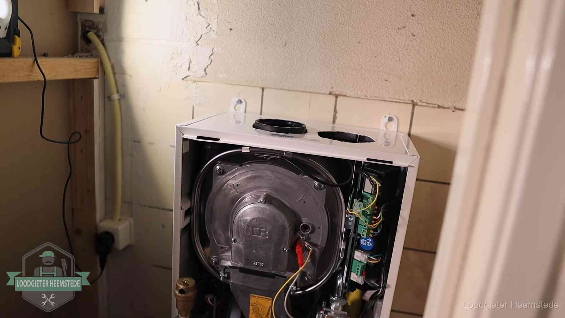 Geopende cv-ketel tijdens een onderhoudsbeurt in Heemstede, met brander en warmtewisselaar zichtbaar