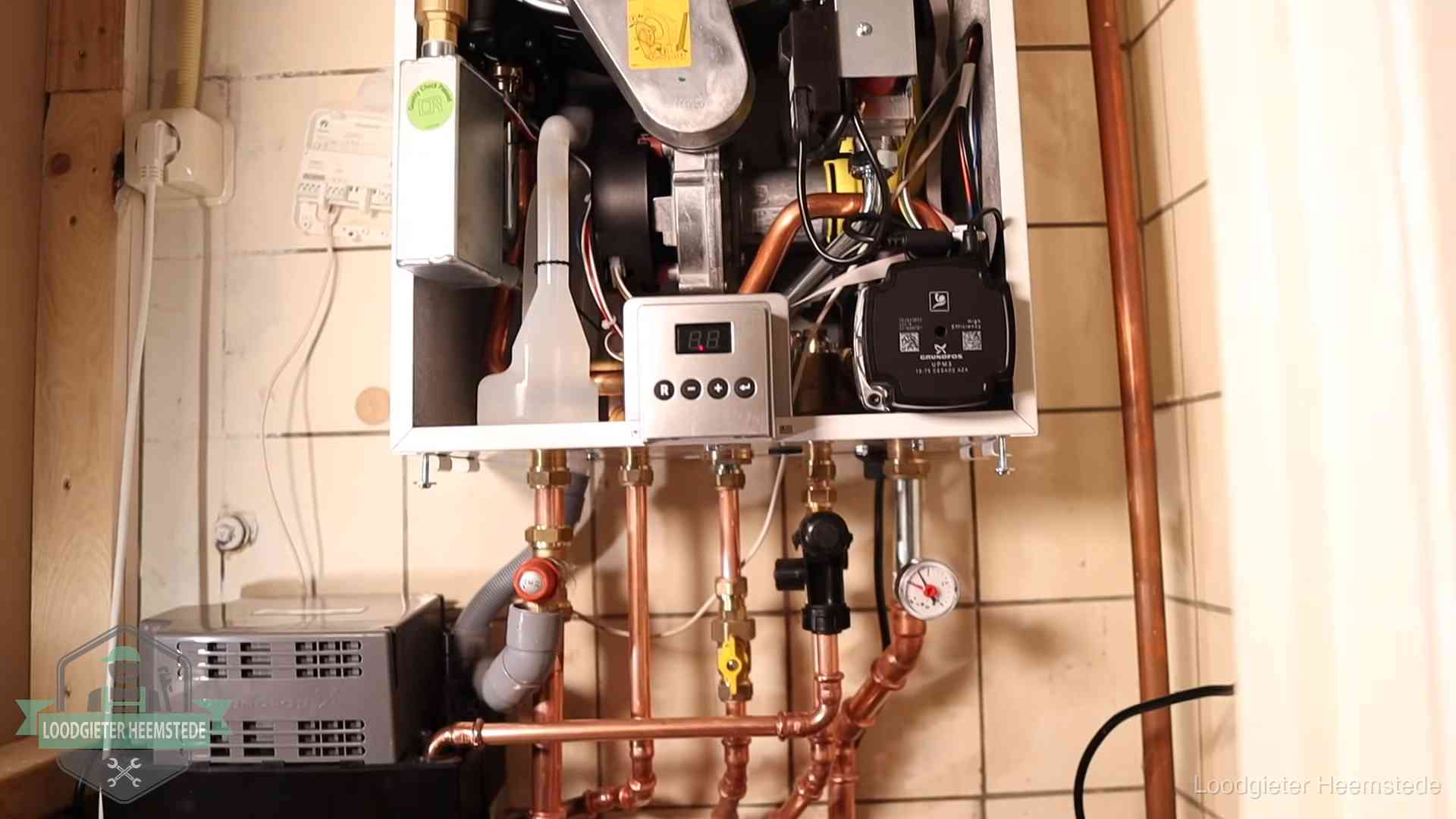 Geopende cv-ketel met brander en cv-pomp tijdens een onderhoudsbeurt in Heemstede