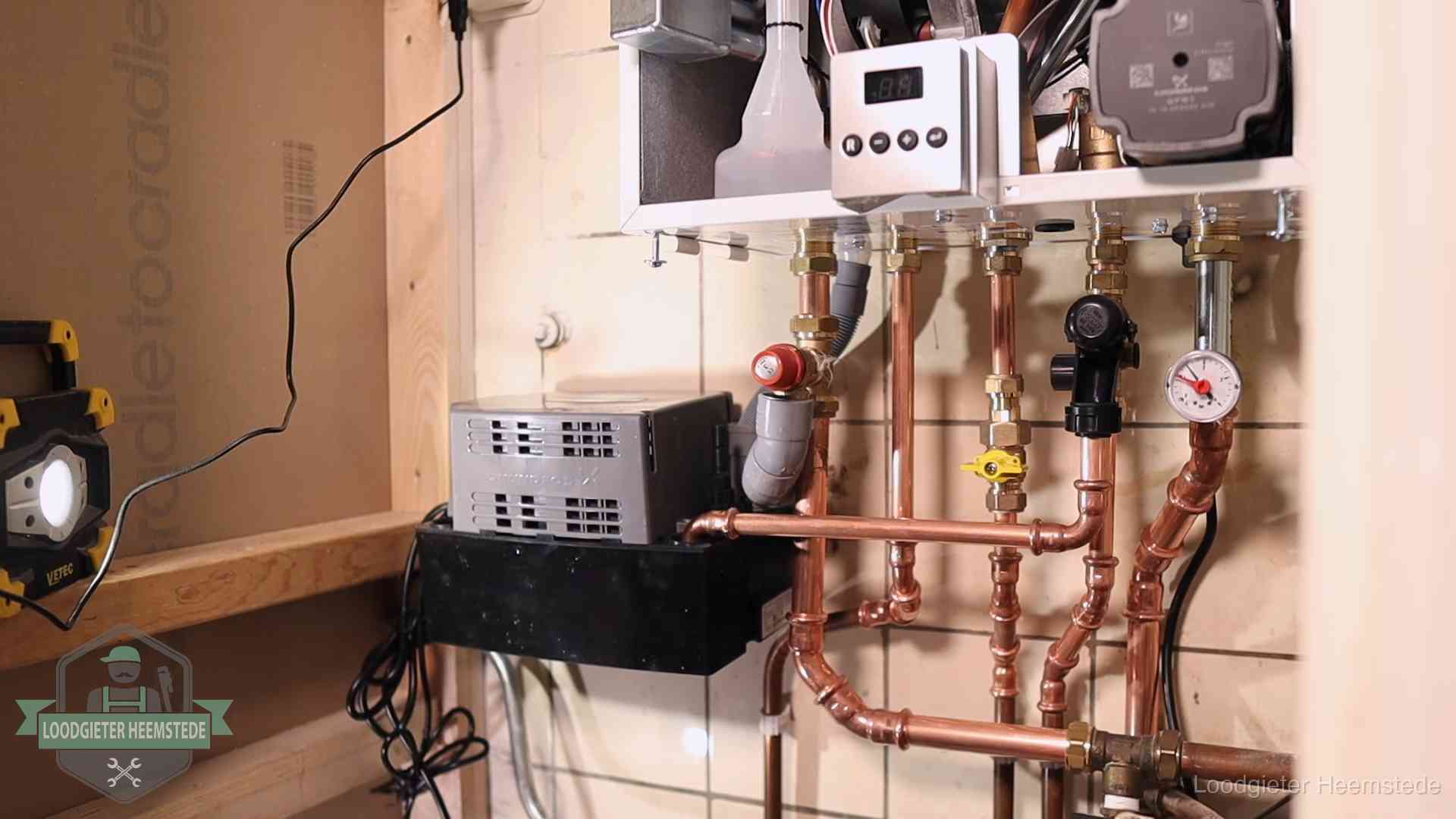 Nieuw koperen leidingwerk met pomp en manometer onder een vervangen cv-opstelling in Heemstede