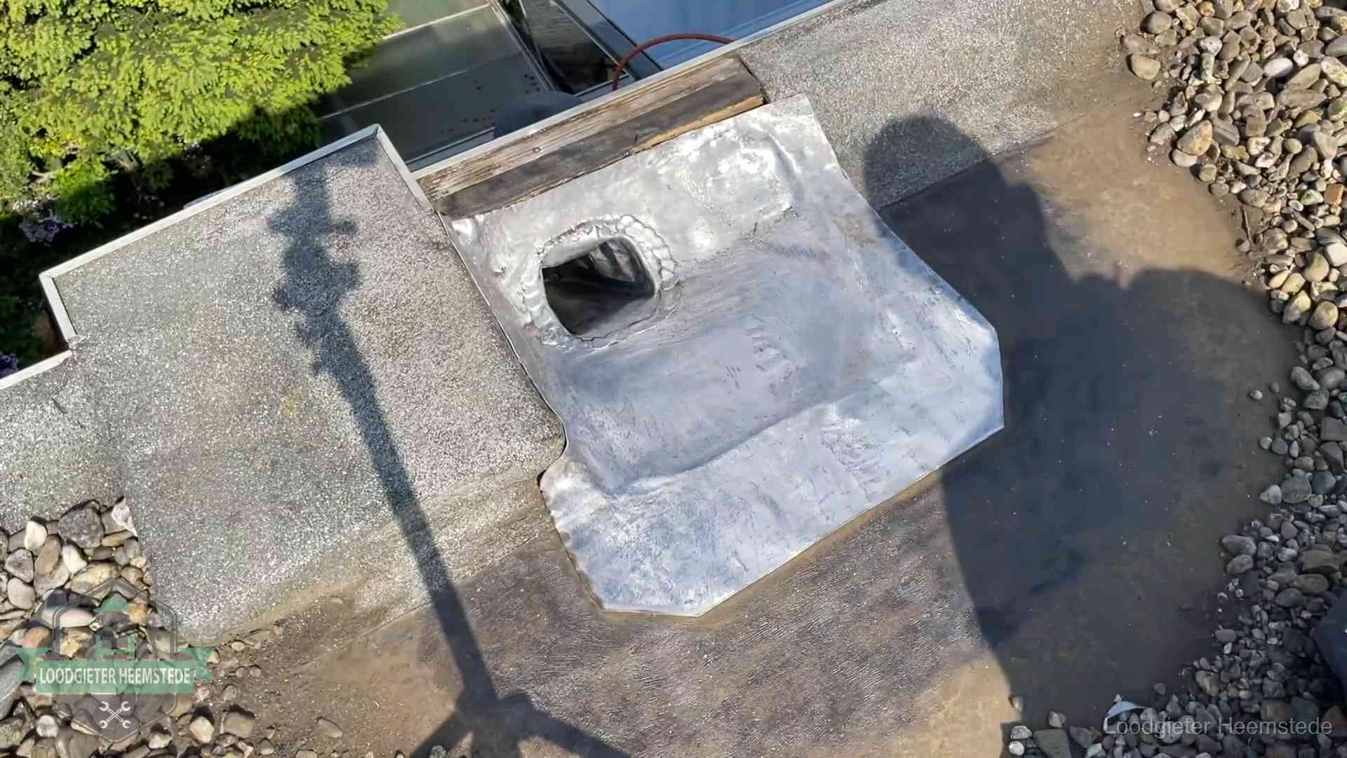 Vers afgedichte dakdoorvoer met lood en zink op een plat dak in Heemstede