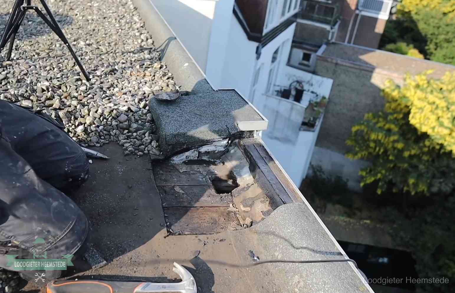Opengelegde dakrand met verrot dakbeschot door een langdurige daklekkage in Heemstede