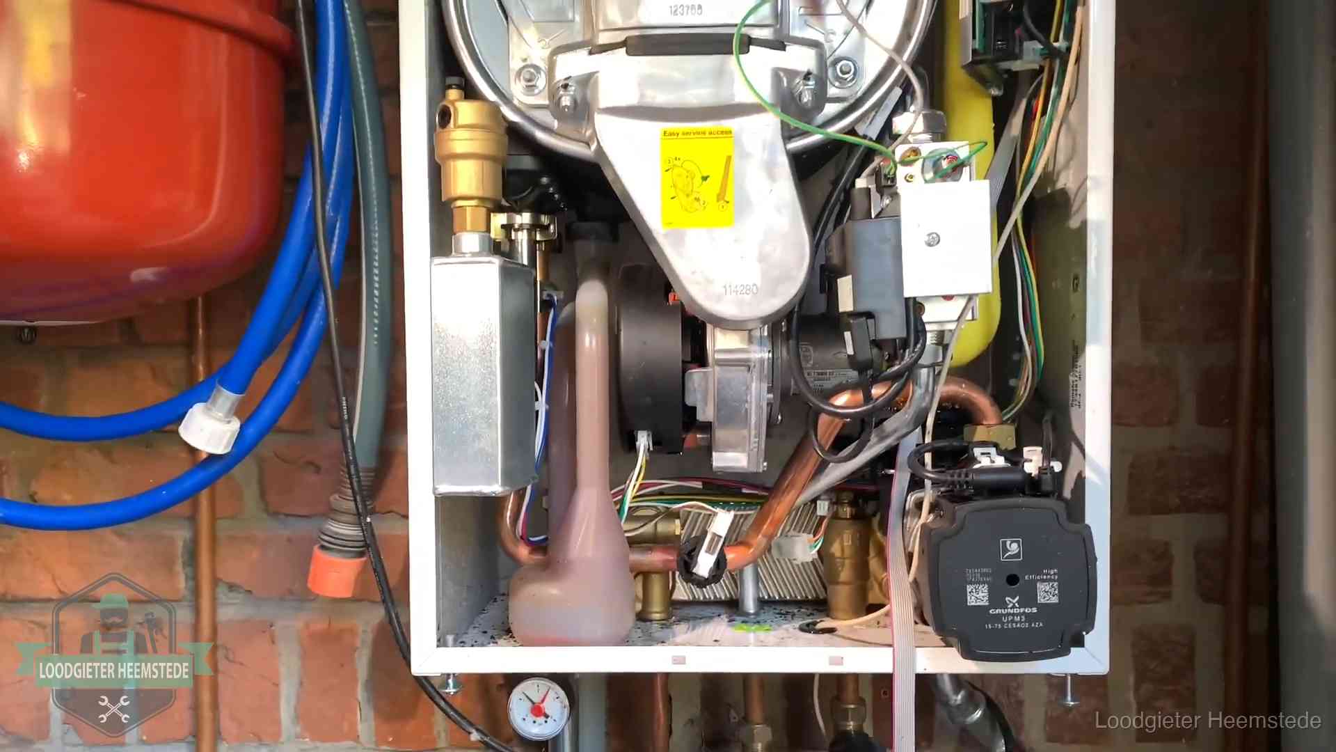 Geopende cv-ketel met rood expansievat in een woning in Heemstede