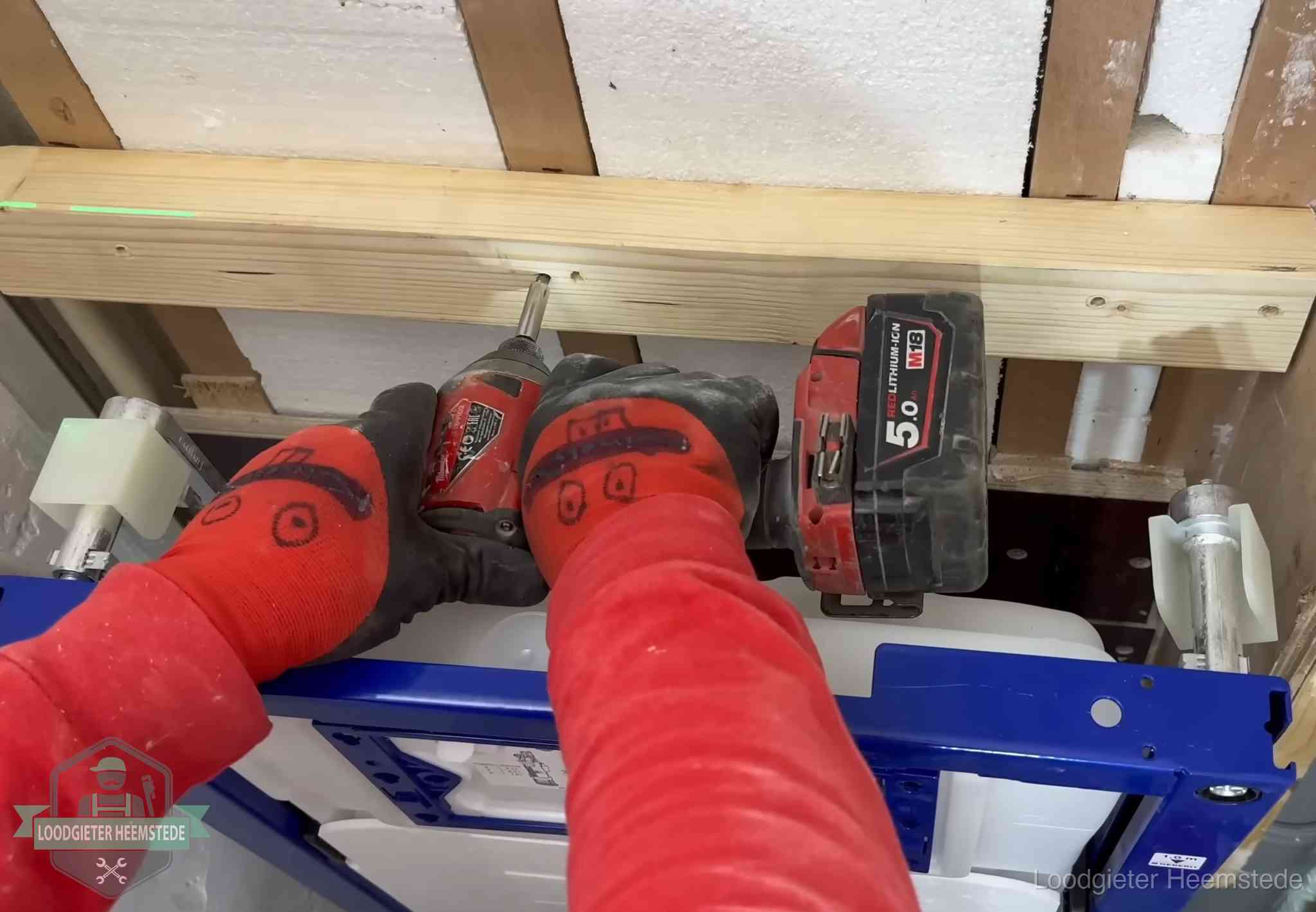 Fout in de wc-installatie opsporen in Heemstede Monteur bevestigt een inbouwreservoir voor een hangend toilet in Heemstede