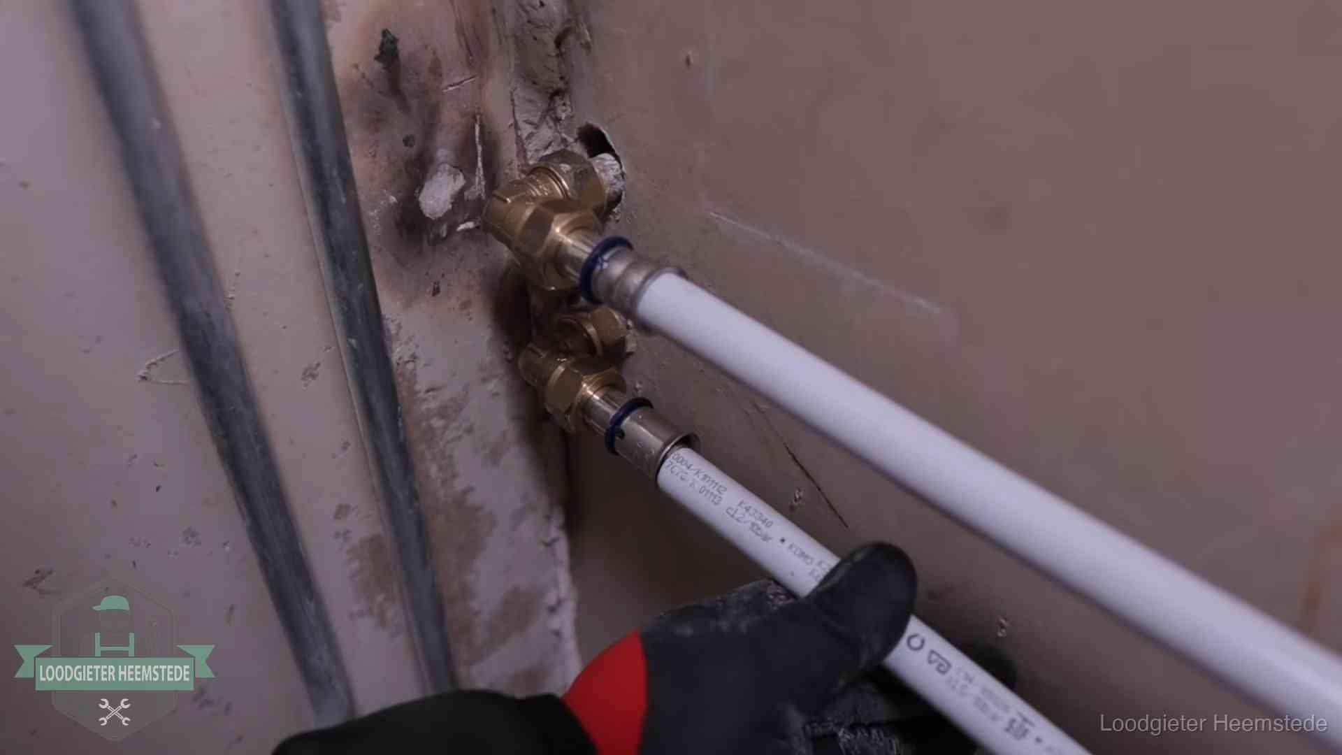 Meerlagenbuizen met keurmerk en rvs persfittingen op muuraansluitingen in Heemstede