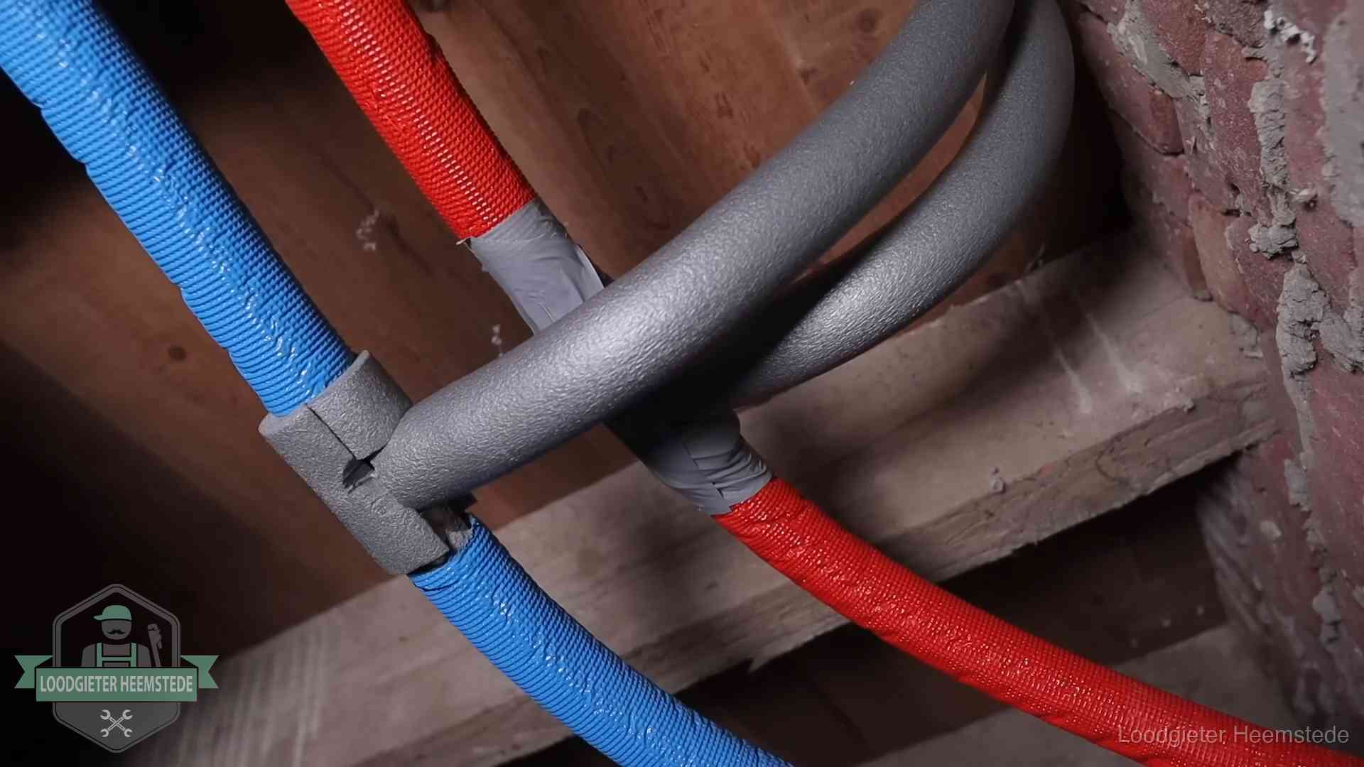 Bevroren leidingen voorkomen in Heemstede Geïsoleerde waterleidingen langs houten balken tegen bevriezing in Heemstede