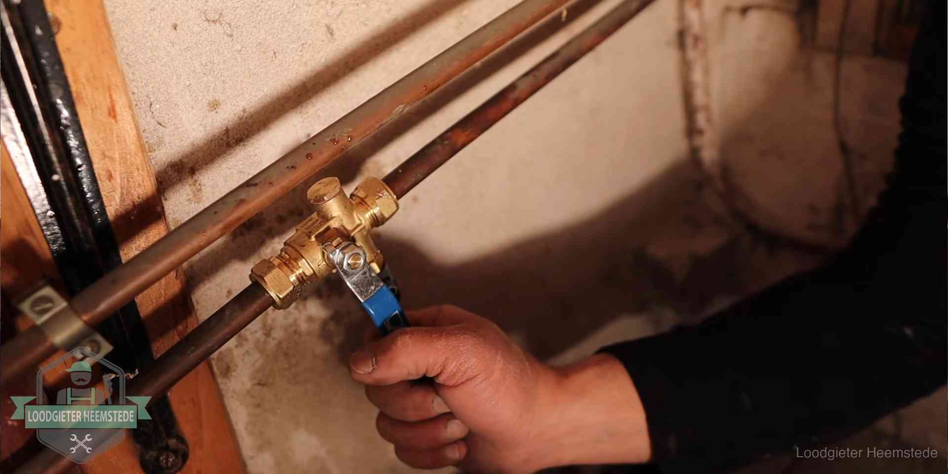 Van opsporen tot herstel in Heemstede Loodgieter monteert een messing kraan op oude koperen leidingen na lekdetectie in Heemstede