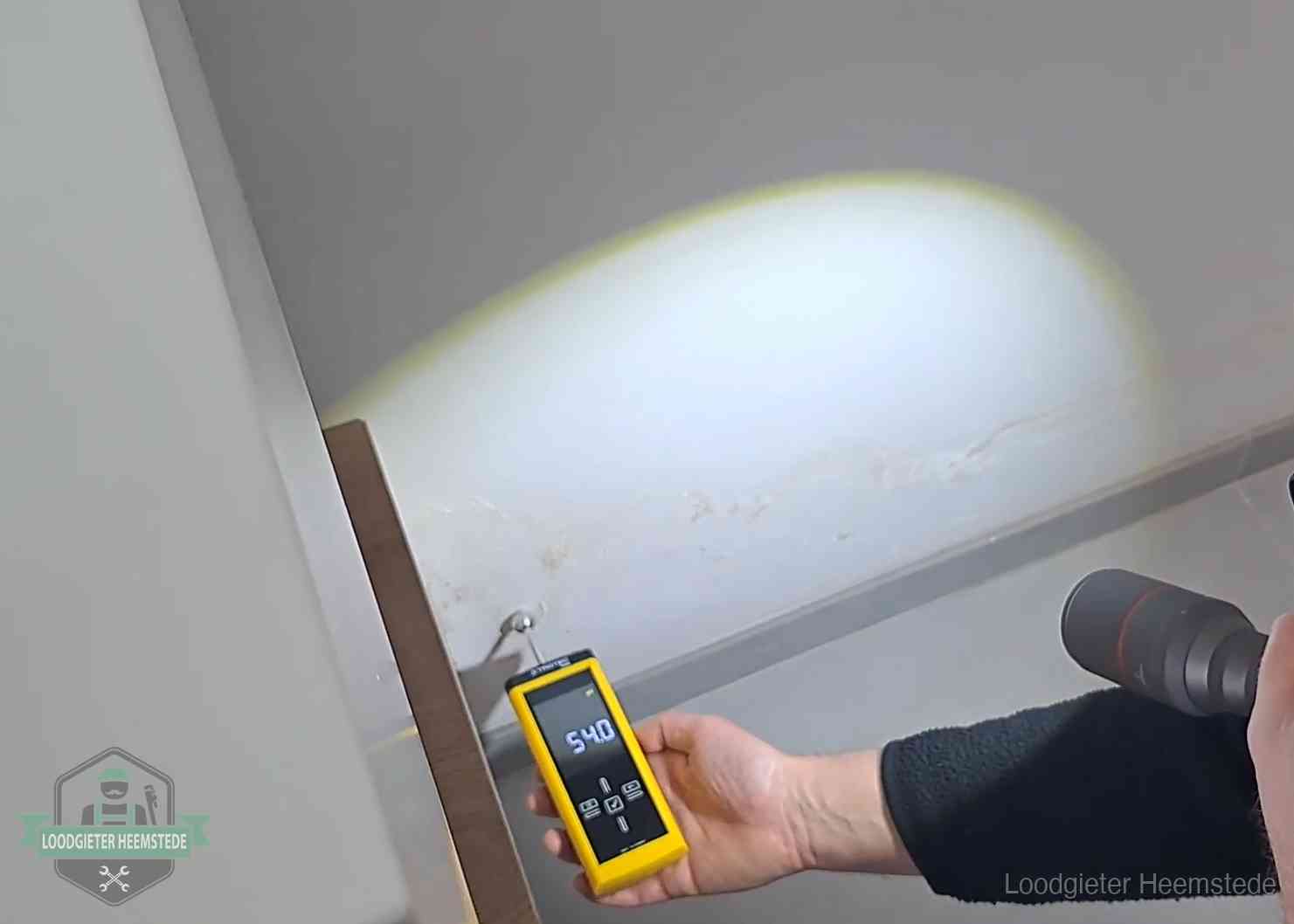 Lekdetectie-technieken in Heemstede Vochtmeter tegen een natte wand met lekkagesporen in Heemstede