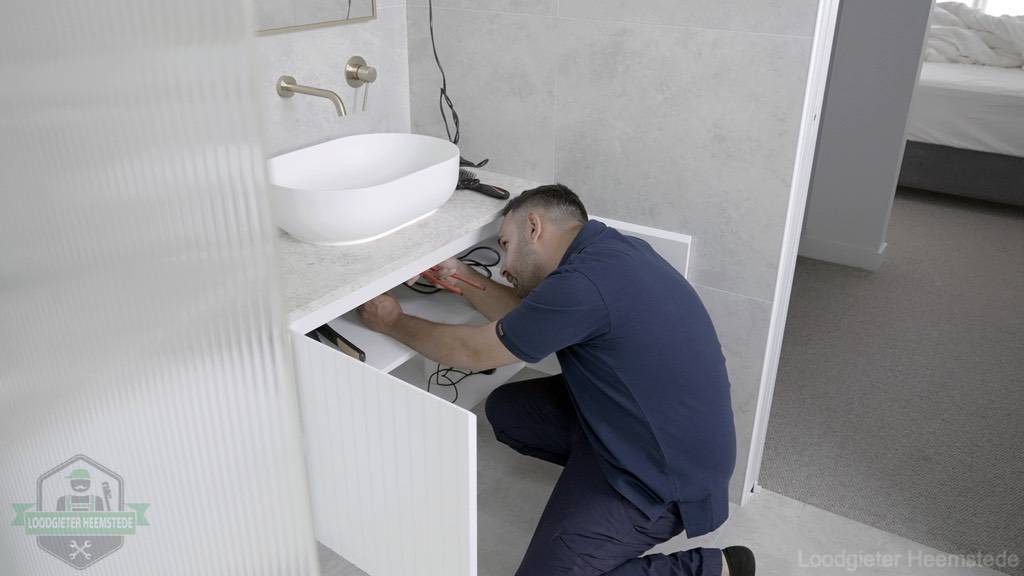 Loodgieter Aan Het Werk In Badkamer Loodgieter Aan Het Werk In Badkamer