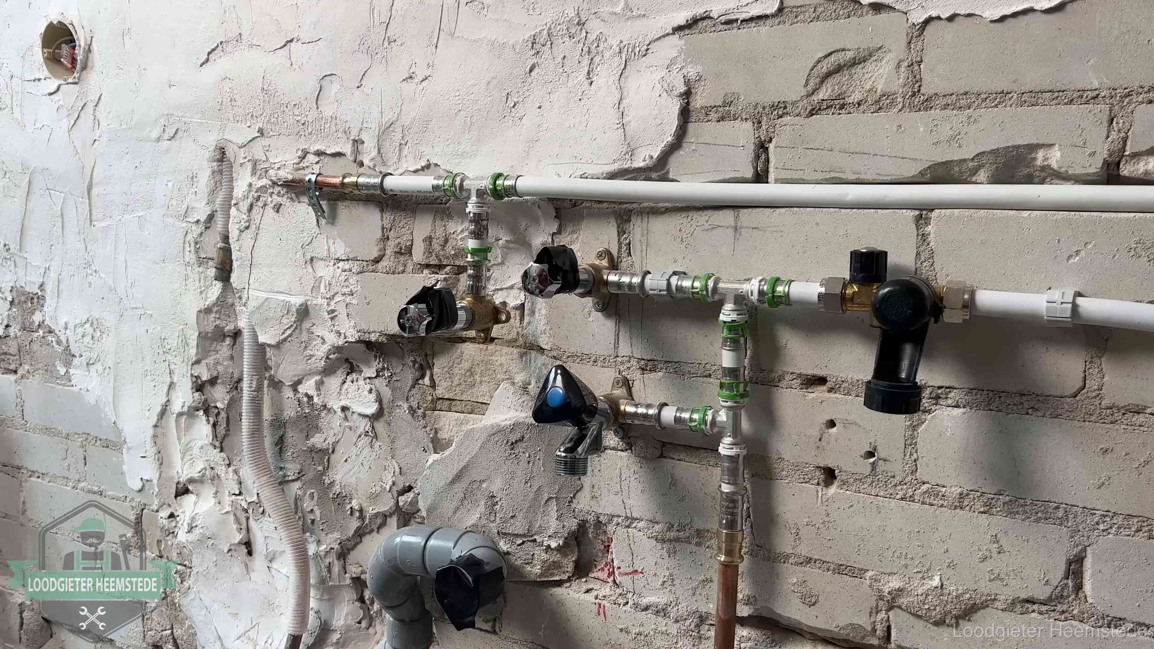 Nieuw aangelegd leidingwerk met persfittingen tijdens een verbouwing in Heemstede