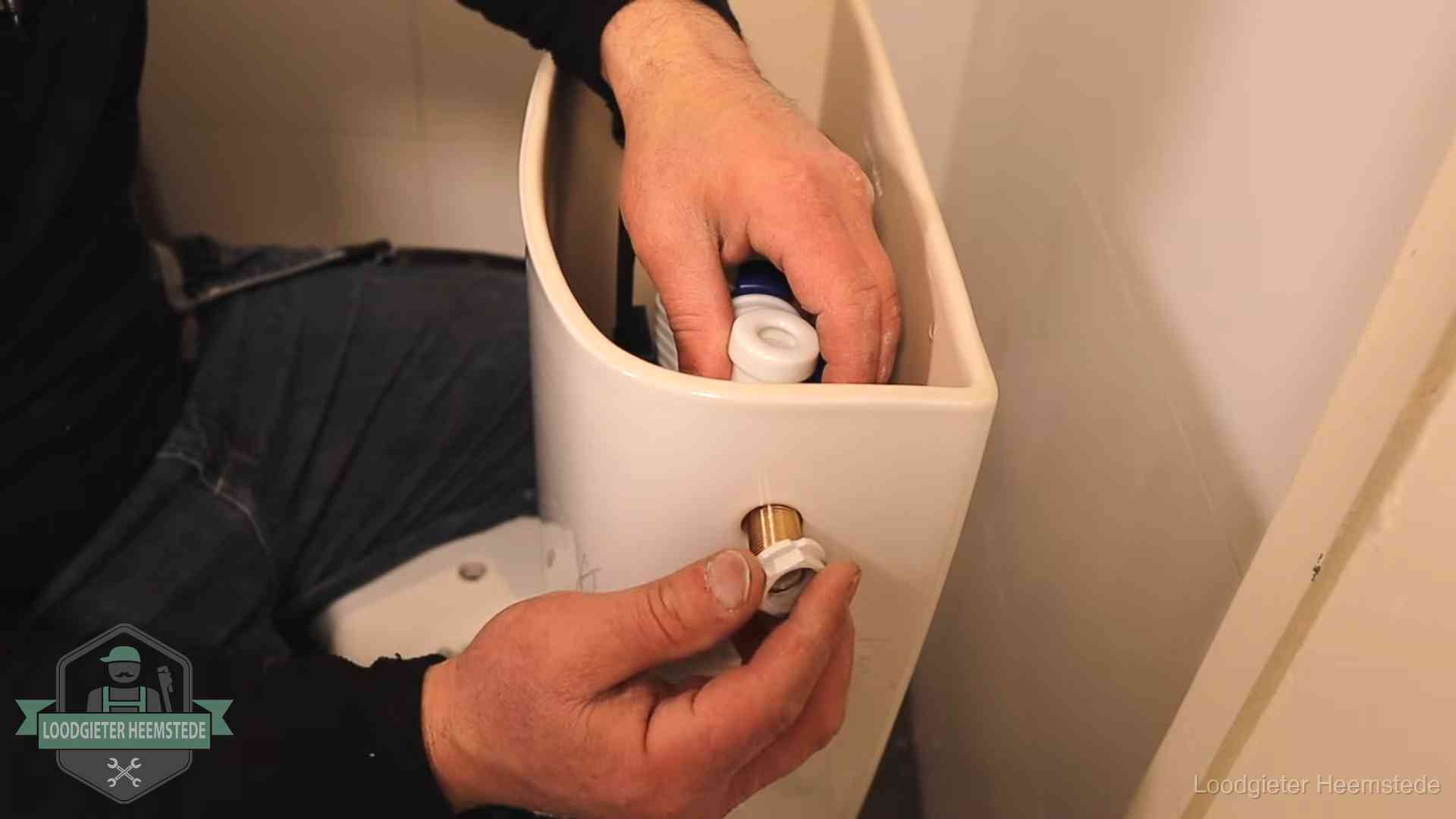 Loodgieter voor je verstopte wc in Heemstede Loodgieter monteert de vlotterkraan van een stortbak bij een toilet in Heemstede