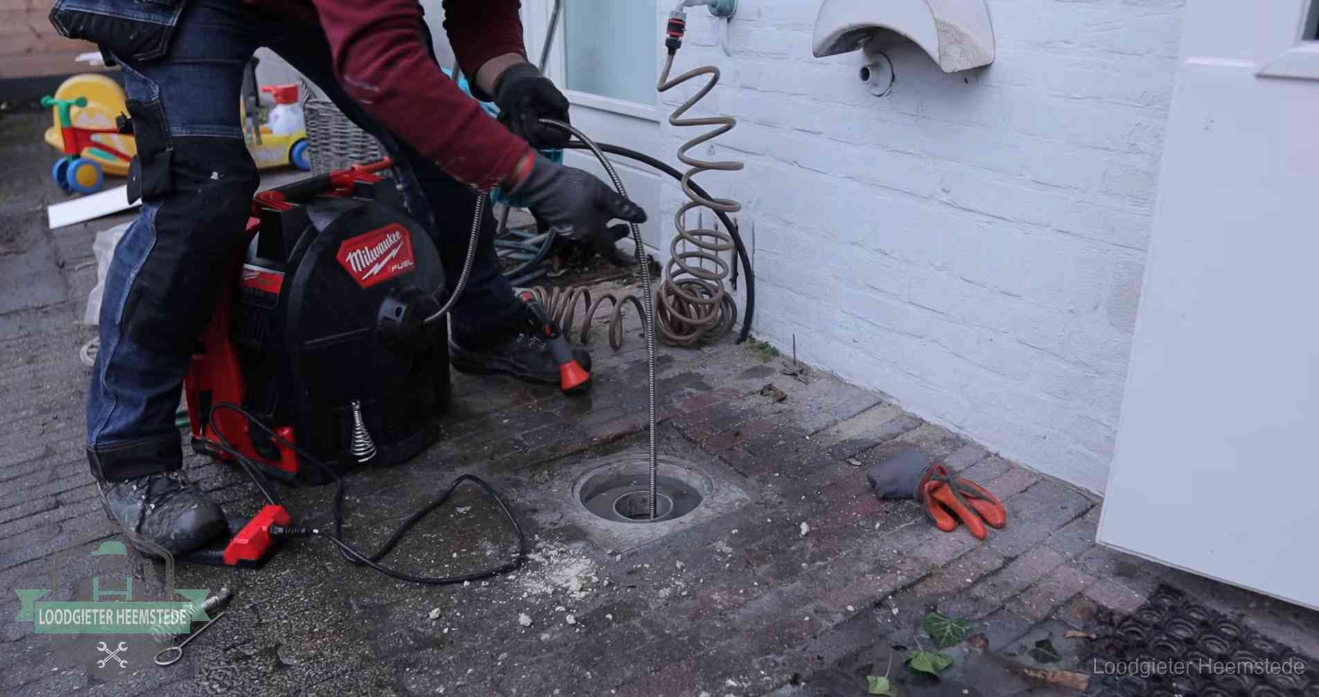 Erfgrens en gemeenteriool in Heemstede Ontstoppingsputje in de bestrating naast de gevel van een woning in Heemstede
