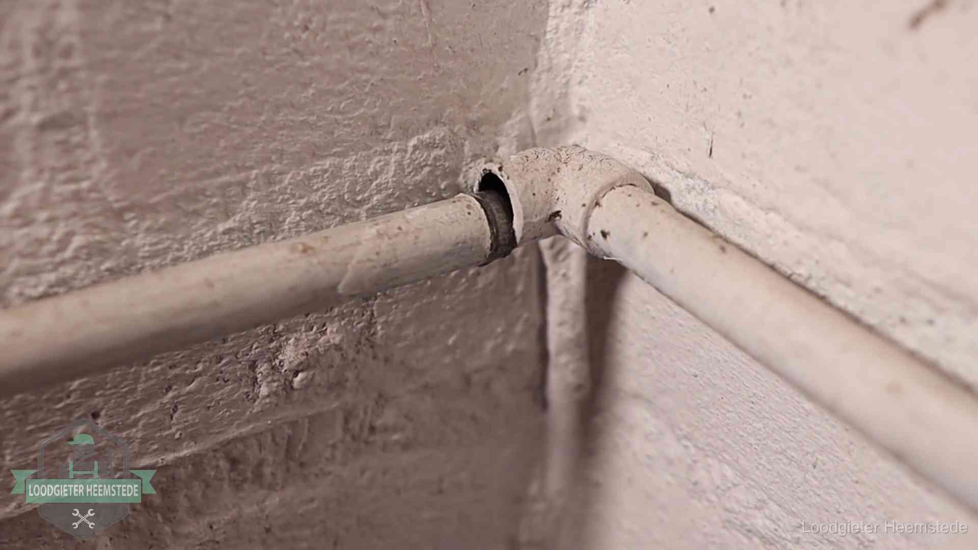 Oude waterleidingen en verborgen lekkage in Heemstede Oude geverfde waterleiding met een losliggende fitting in een woning in Heemstede