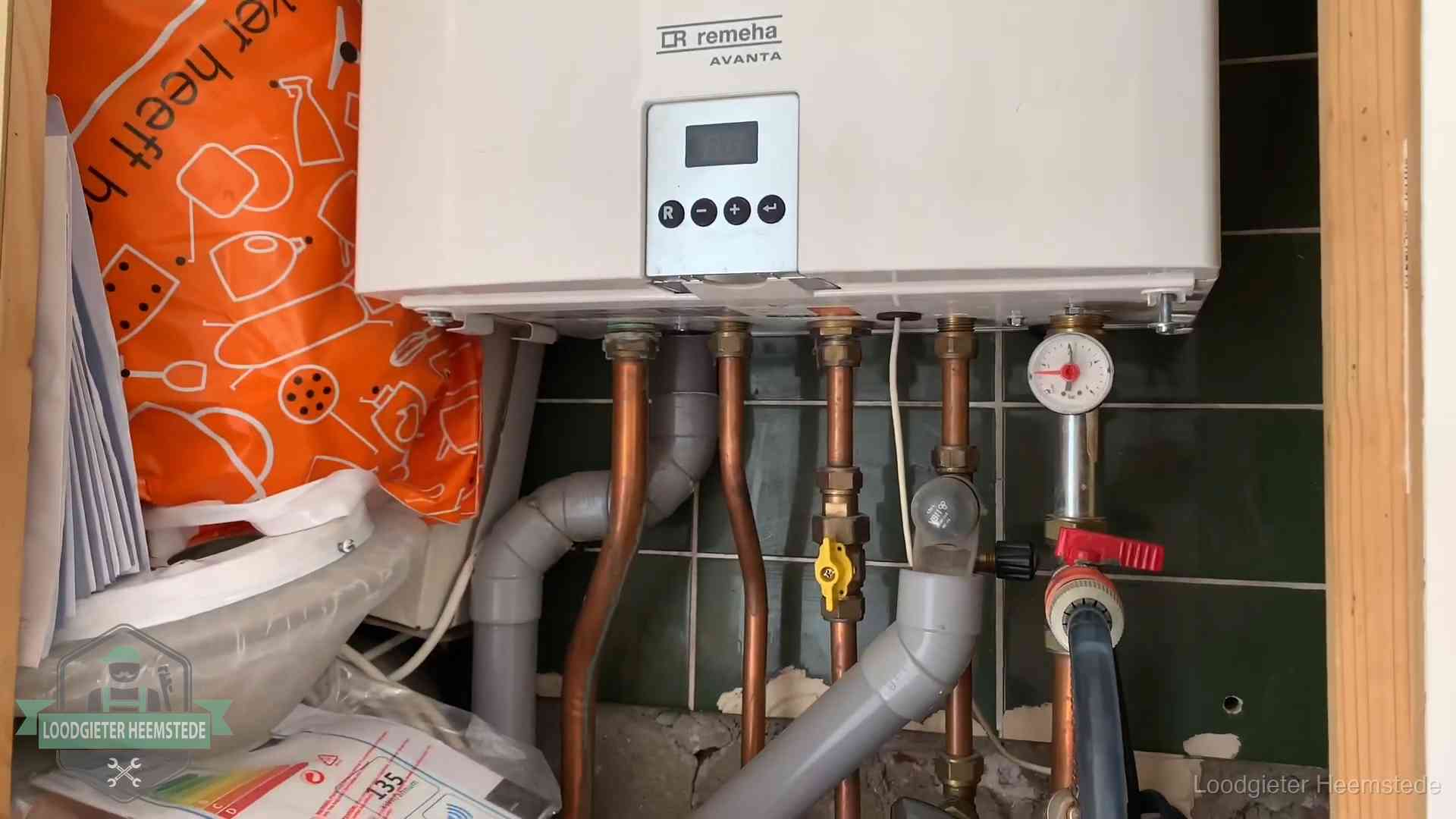 Oudere Remeha cv-ketel in een ketelkast in een woning in Heemstede