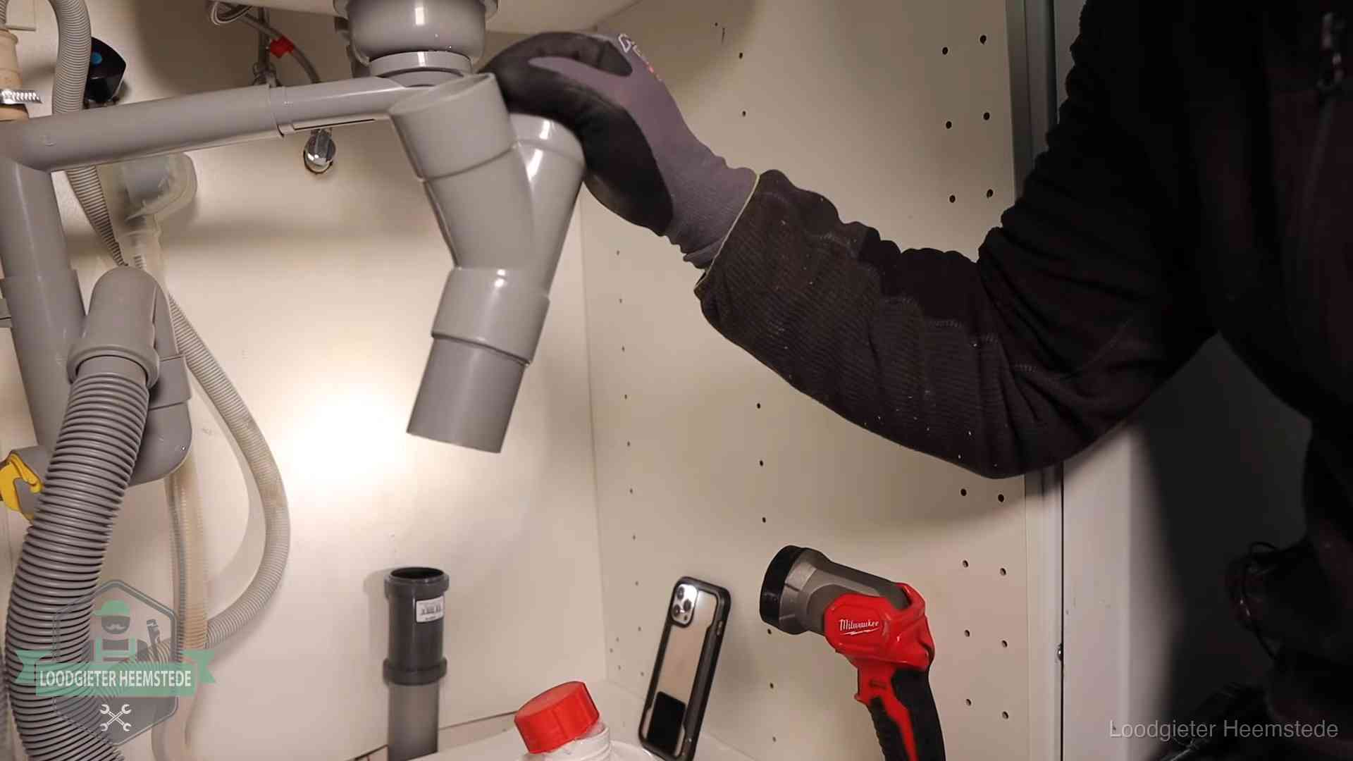 Rioollucht in huis verhelpen in Heemstede Loodgieter demonteert het sifon- en afvoerwerk onder een gootsteen in Heemstede bij stankklachten