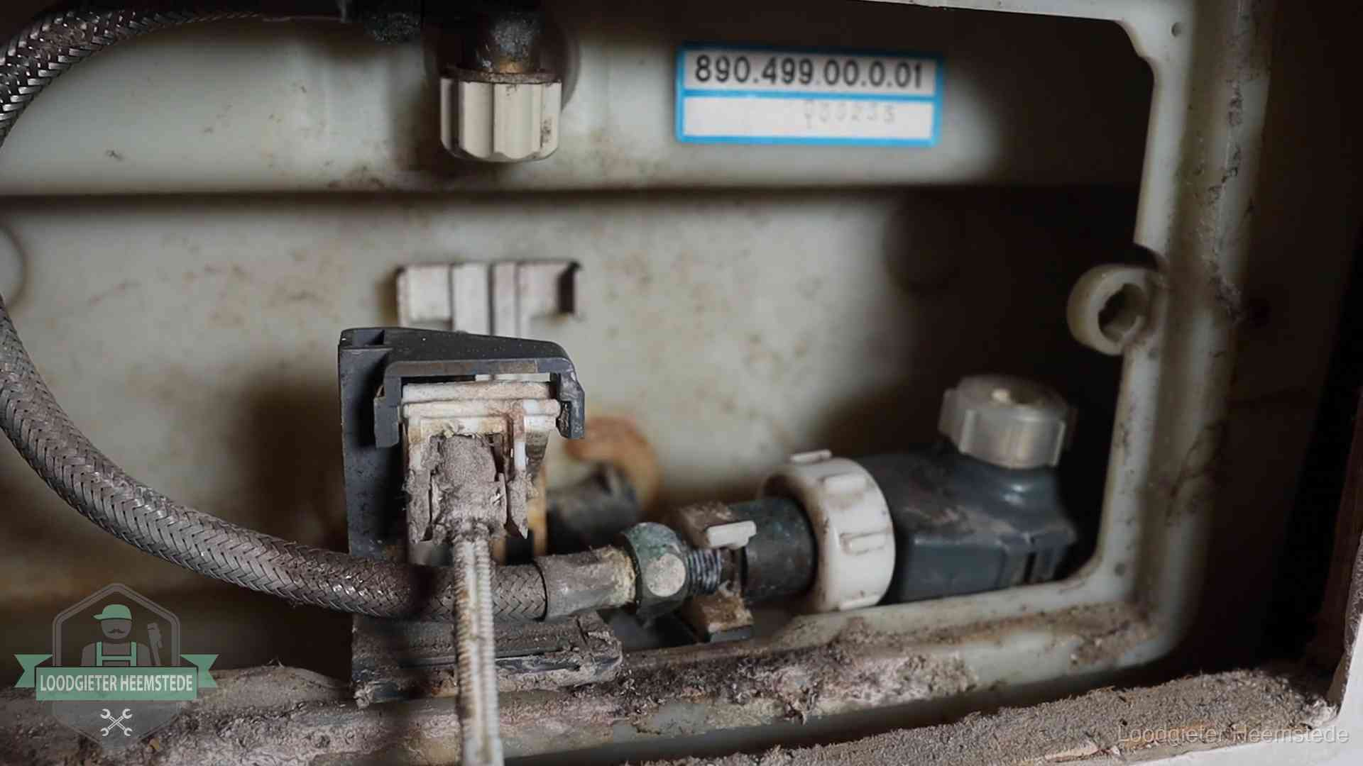 Stortbak en spoelmechanisme in Heemstede Verkalkt binnenwerk van een stortbak met vlotterkraan in Heemstede