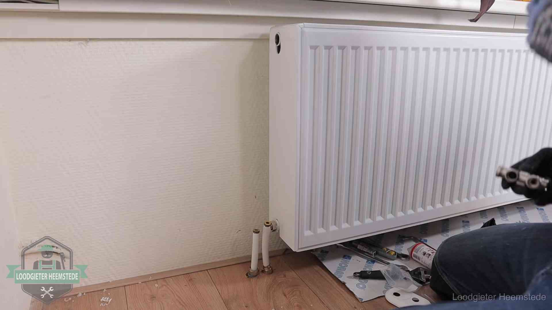 Nieuw gemonteerde radiator in een woonkamer in Heemstede