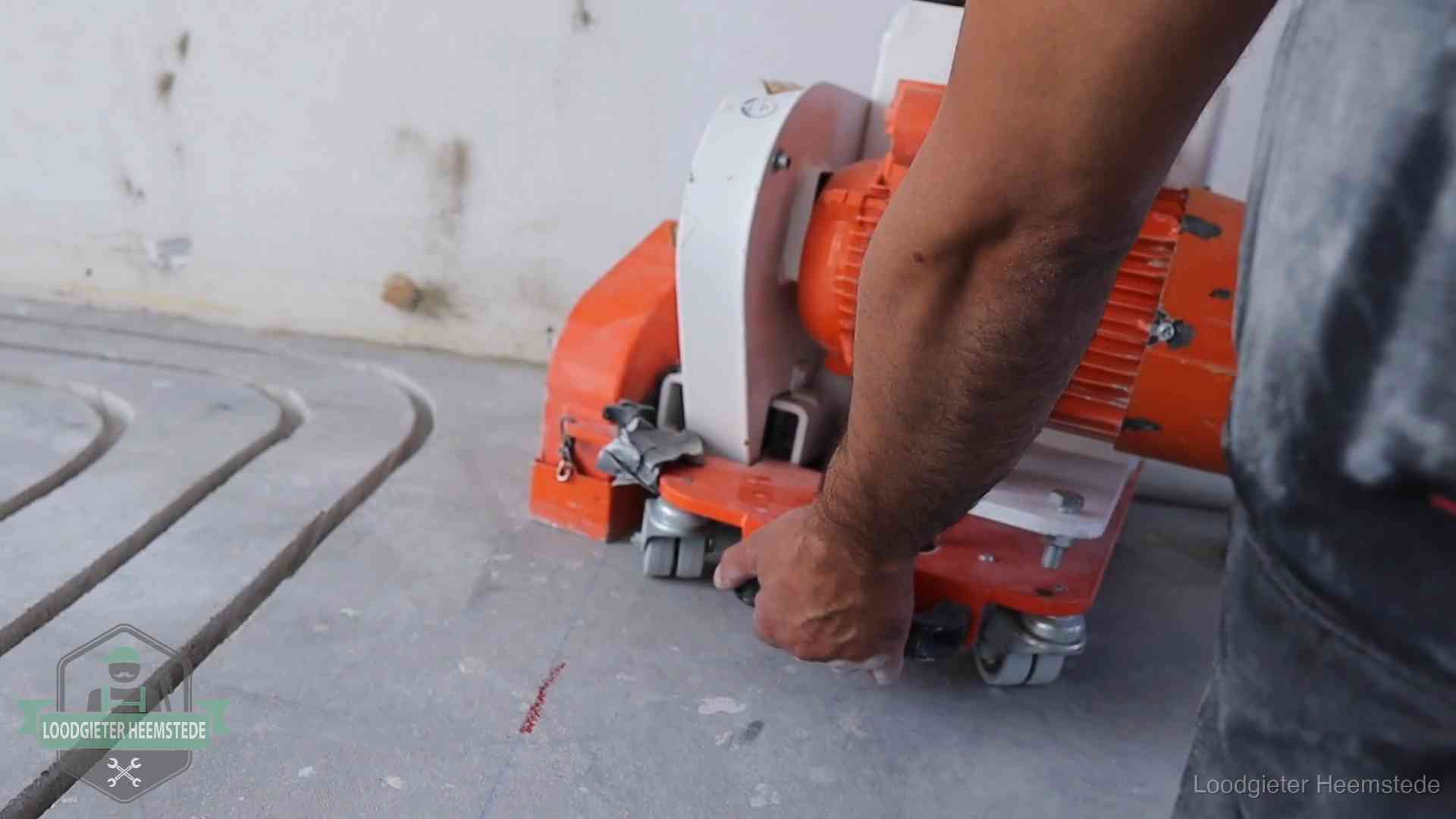 Lekkage in de vloerverwarming opsporen in Heemstede Sleuvenpatroon voor vloerverwarming in de dekvloer van een woning in Heemstede