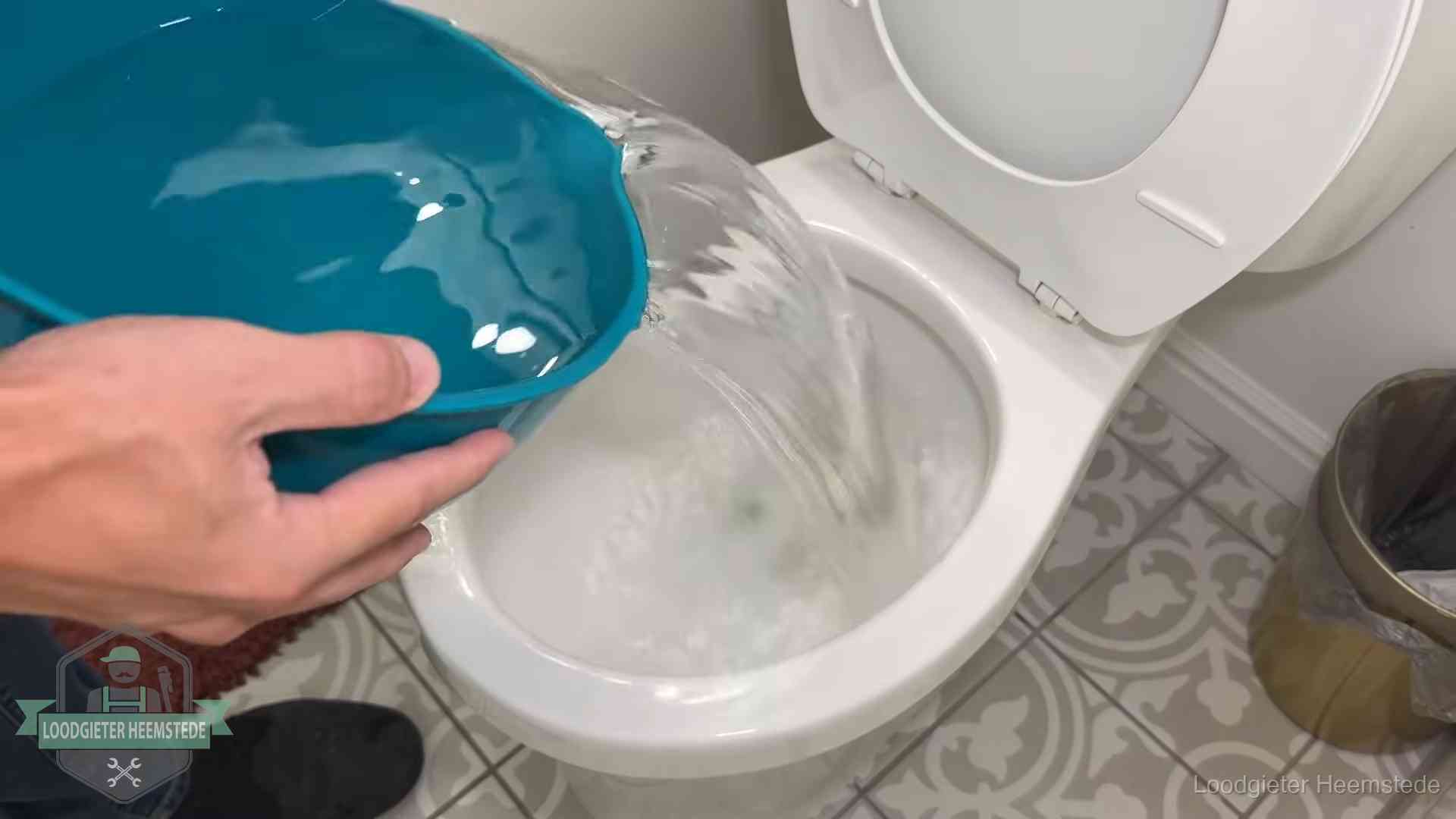 De warm-water-methode in Heemstede Warm water wordt voorzichtig in de wc-pot gegoten in Heemstede