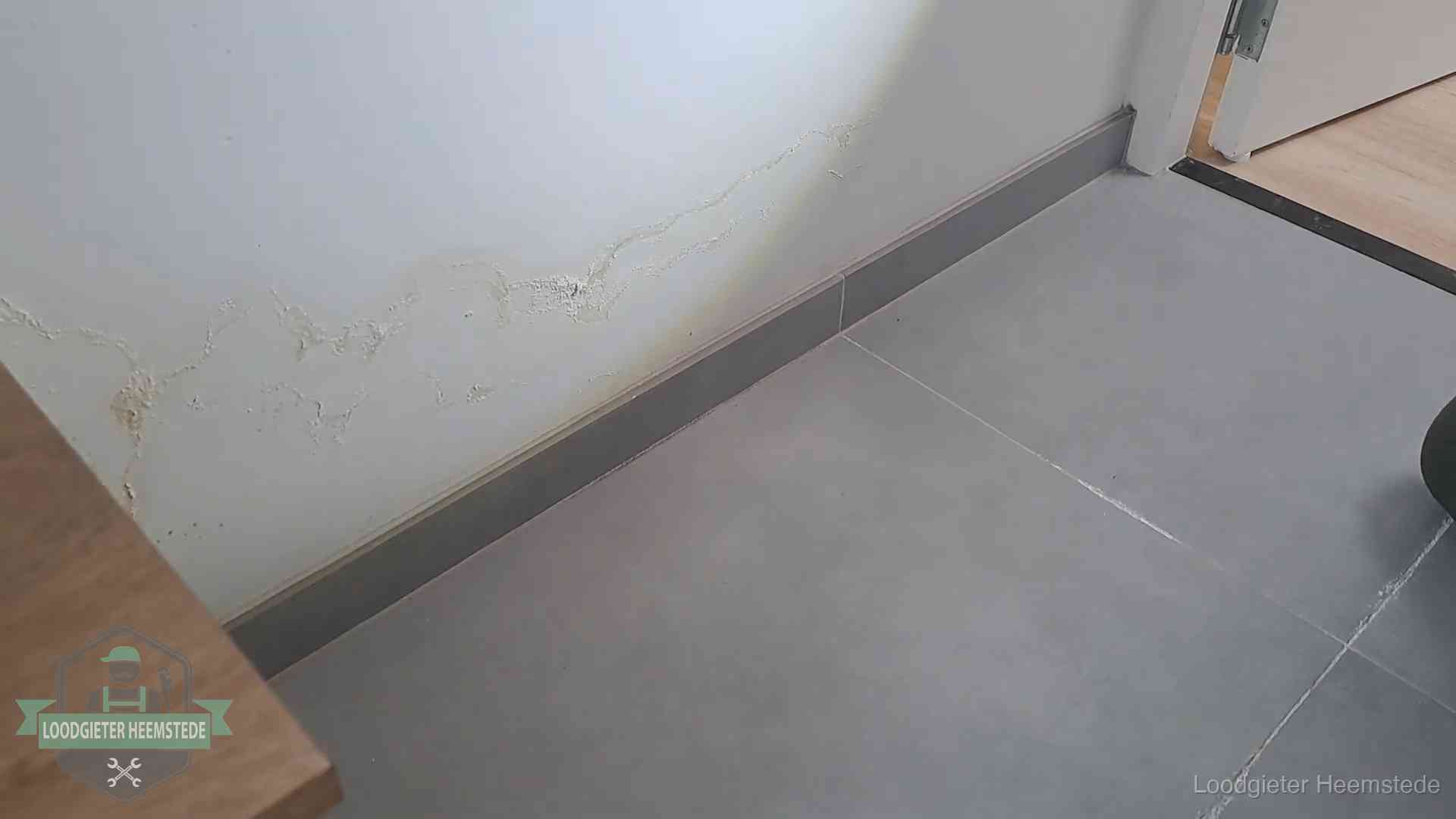 Waterschade met kalkuitbloeiing op een binnenwand in Heemstede, vastgelegd voor de verzekering