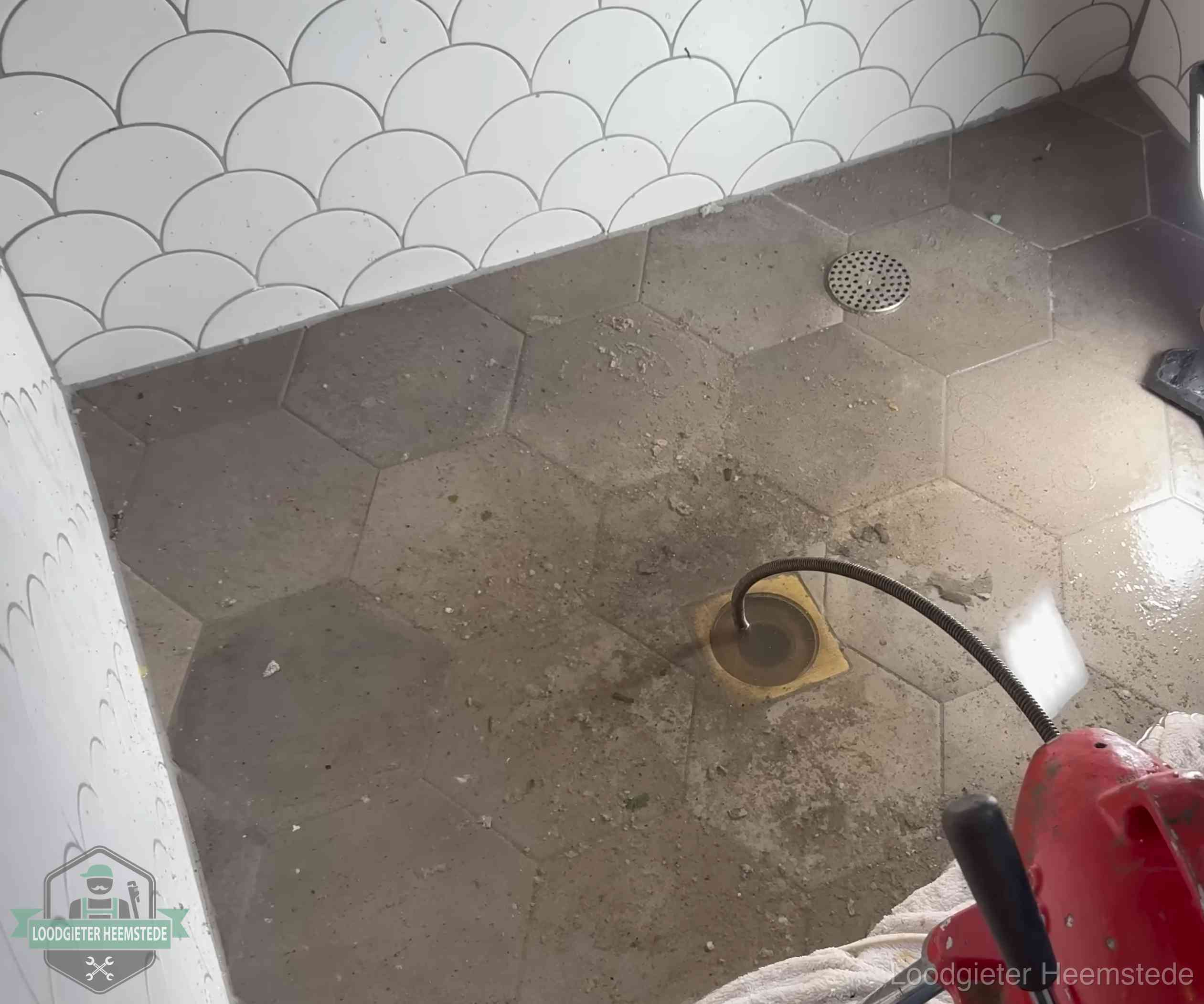Stank uit wc of vloerput in Heemstede Vloerput met waterslot in een badkamer in Heemstede, een bron van stank als het waterslot droogstaat