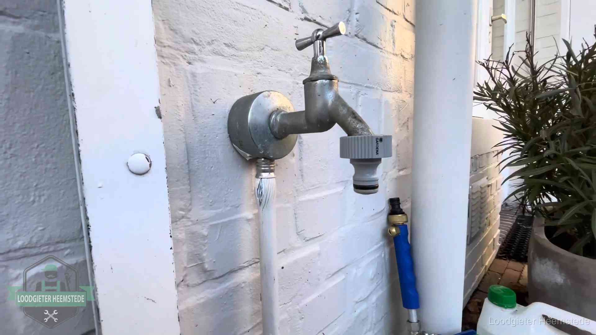 Hoge waterrekening in Heemstede Buitenkraan met slangaansluiting bij een woning in Heemstede, sluipverbruik zie je terug op de waterrekening
