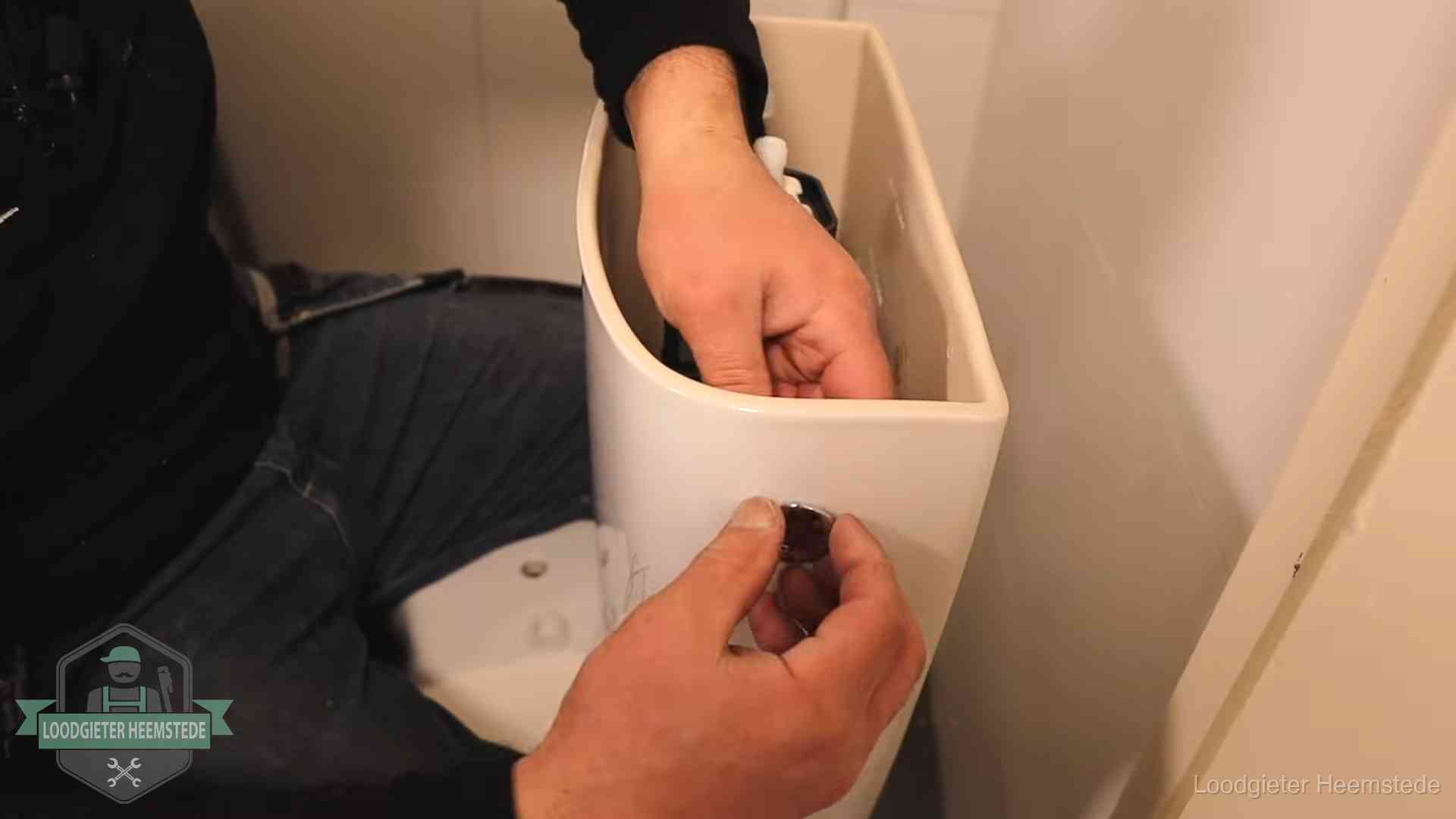 Je wc verstoppingsvrij houden in Heemstede Drukknop van een duoblok-stortbak wordt gemonteerd bij een toilet in Heemstede