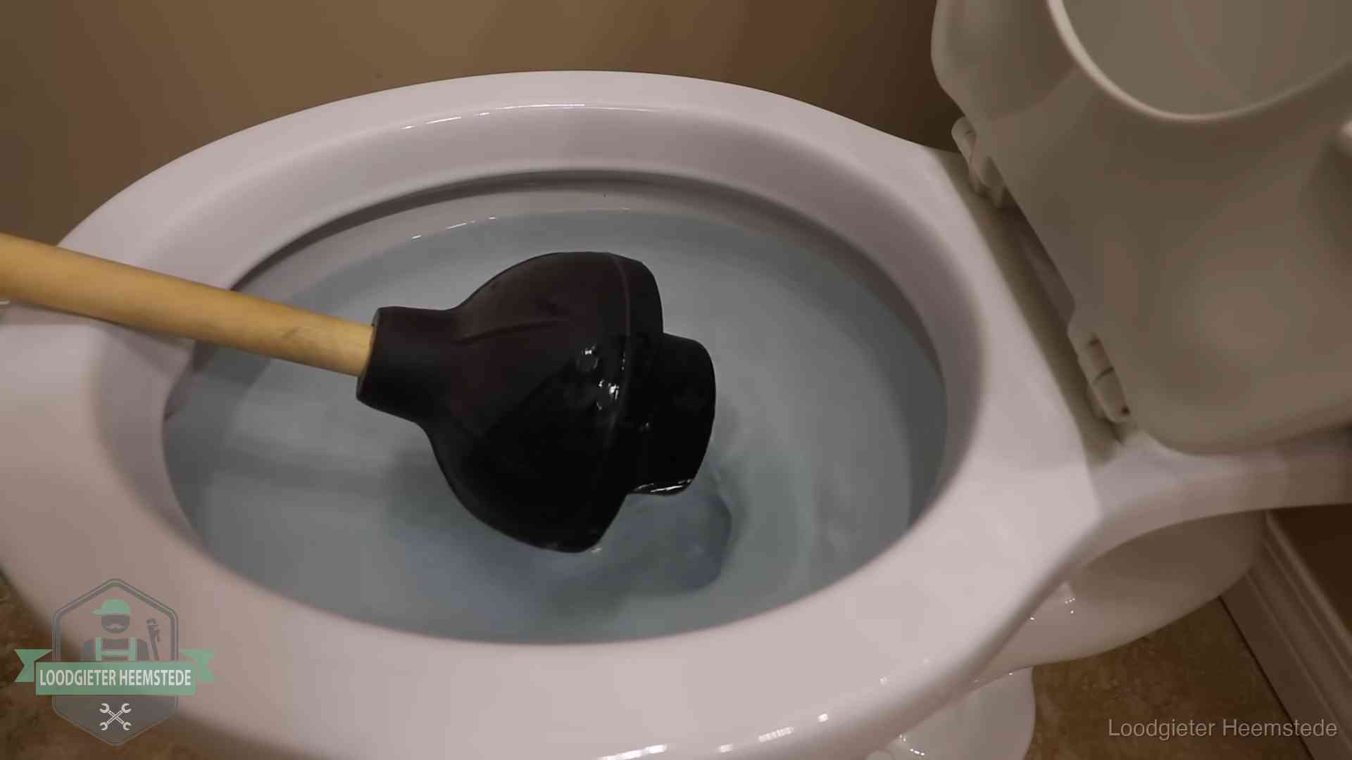 Wc vol water in Heemstede Plopper in een wc-pot die vol water staat in Heemstede