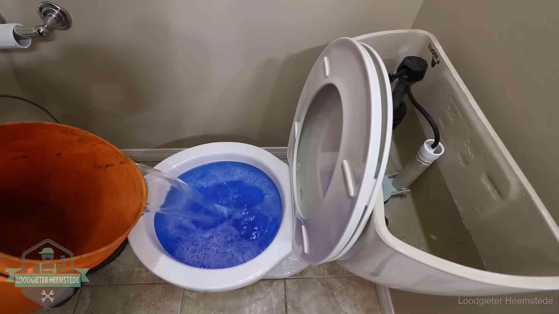 Water komt omhoog in de wc in Heemstede Water bij de wc-pot wordt met een emmer weggewerkt om schade te beperken in Heemstede