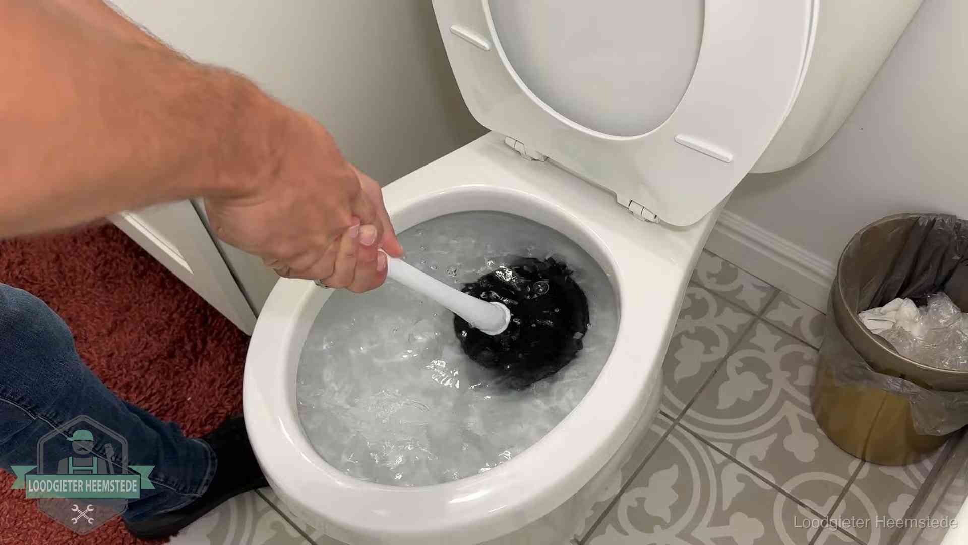 Zelf je wc ontstoppen in Heemstede Zelf de wc ontstoppen met een plopper in Heemstede, het water kolkt in de pot