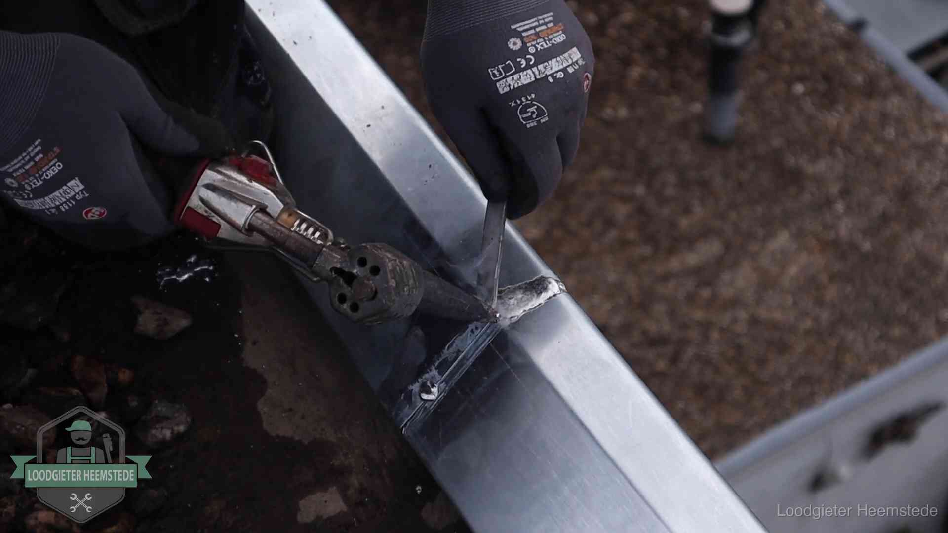 Zinken naad solderen op een dak in Heemstede, vakwerk waar het bij zelf repareren vaak misgaat