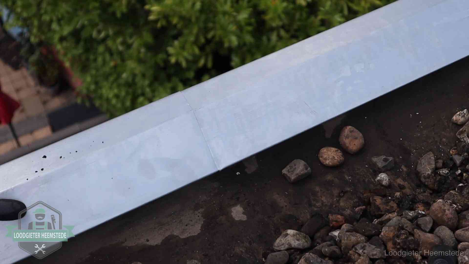 Strak gesoldeerd naaddetail in een zinken daktrim op een dak in Heemstede
